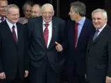 Los protagonistas del día posaron para los medios: el republicano McGuinness, el reverendo Paisley, y los primeros ministros Blair y Ahern.