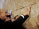 El primer ministro Olmert, ante el muro de las lamentaciones en Jerusalén.