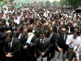 Duelo. Abogados paquistaníes y miembros de partidos políticos de oposición participan de un funeral por las víctimas del 12 de mayo en Karachi.