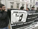 El hermano de Couso, en una de las muchas manifestaciones que se produjeron en Madrid tras su muerte exigiendo responsabilidades.
