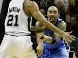 Tim Duncan (izq.), de los Spurs de San Antonio, defiende ante Carlos Boozer (dcha.), de los Jazz de Utah, en la final de la Conferencia Oeste.