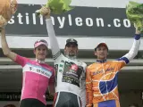 Vladimir Karpets (c), ganador, Michael Rogers (i), segundo, y Denis Menchov (d), tercero de la Volta Ciclista a Catalunya (Efe).