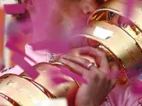 Danilo Di Luca besa el trofeo que le acredita como vencedor del Giro 2007. (Stefano Rellandini / REUTERS)