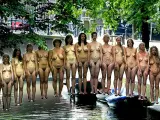 En el nuevo trabajo de Tunick participaron unos 2.000 holandeses. Una de las fotos se realizó sobre uno de los históricos canales de Amsterdam, en el que los modelos posaron sobre platadormas ocultas.