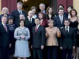 Los líderes de los países del G8 posan para la foto de familia a su llegada a la cena de bienvenida. (EFE).