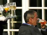 Saboreando una sin. El presidente estadounidense, George W. Bush, bebe una cerveza sin alcohol antes de la cena oficial de este jueves en Heiligendam, Alemania, donde se celebra la cumbre del G8, el grupo de los siete países más industrializados del mundo más Rusia.