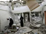 Unas mujeres palestinas observan una casa destrozada tras los combates entre Hamás y Al Fatah en Gaza.