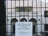 El instituto José Ibáñez ha sido empapelado con octavillas para que le cambien el nombre.