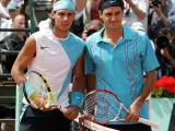El tenista suizo Roger Federer (d) posa junto al español Rafael Nadal antes de la final del Roland Garros que disputó en París, Francia.
