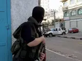 Un miliciano de Hamás durante los enfrentamientos con Al Fatah en la zona de Nasr, en Gaza (EFE)