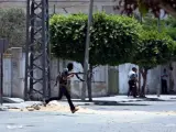Un miembro del grupo Fatah corre para protegerse durante enfrentamientos contra militantes de Hamas en Gaza. (EFE)
