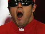 ¿Le aburre Raikkonen? Felipe Massa, de Ferrari, bosteza aparatosamente durante la jornada de entrenamientos del GP de EE UU. (Brent Smith/REUTERS)