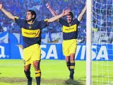 Dos goles de Juan Román Riquelme, en primer plano. (Reuters)