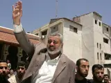 El líder de Hamás, Ismael Haniya, saluda a los congregados para rezar en Gaza.