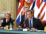 Nicolas Sarkozy y el ministro de Asuntos Extreriores francés,Bernard Kouchner,durante la reunión (REUTERS)