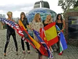 Las Spice Girls se dejan fotografiar con las banderas de los países a los que las llevará su próxima gira.
