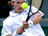 El tenista español Juan Carlos Ferrero golpea la bola durante el partido contra el estadounidense James Blake (Efe).