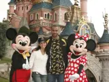 Posaron con Mickey y Minnie frente al castillo de la Bella Durmiente.(AP)