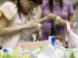 Asistentes al concierto en Tokyo, Japón, reciclan plástico en la entrada del concierto. Además de la música se han preparado actividades paralelas para fomentar conductas responsables con el medio ambiente.