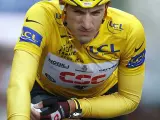 Fabian Cancellara, líder del Tour, llega a meta con la muñeca dolorida. (Reuters)