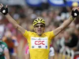 Fabian Cancellara levanta los brazos al cruzar la meta. (Reuters)