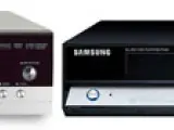 Un reproductor de HD DVD (i) y un reeproductor de Blu-ray (d).
