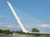 Supera los 100 metros de altura y fue diseñado por Santiago Calatrava para la Exposición Universal de 1992 en Sevilla.