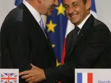 Gordon Brown y Nicolas Sarkozy se dan la mano durante la rueda de prensa en París (Foto: Reuters)