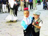 Dos niños chulapos, bailando en la verbena. (Archivo)