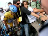 Exhausto pero contento. Así llegó Alberto Contador a la meta tras 55 kilómetros de infarto. Los periodistas se lanzaron sobre él para obtener la imagen del día. Los miembros de su equipo le ayudaron entre el gentío. Luego lo celebraron.