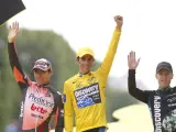 Alberto Contador (c) celebra con el maillot amarillo en el podio de París, tras proclamarse vencedor de la 94 edición del Tour, junto Cadel Evans (i), y Levy Leipheimer (d) (Efe).