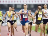 El atleta Manuel Olmedo (c) a su llegada a meta, donde se impuso hoy en la prueba de 800 metros. (JAVIER ECHEZARRETA / EFE)