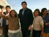 El presidente de Perú, en la ciudad de Pisco, acompañado de un grupo de familiares de las víctimas del terremoto (EFE).