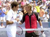 El tenista australiano Lleyton Hewitt(dcha.) felicita al tenista suizo Roger Federer tras el partido de semifinales del Másters de Cincinati (Efe).