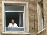 Del Nido, en la ventana del hospital donde está ingresado Puerta. (EFE)