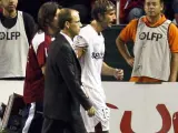 Pérdida de conocimiento. Antonio Puerta (d), en el momento en el que abandonó el terreno de juego tras sufrir una pérdida de conocimiento en el partido contra el Getafe.