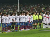 Los jugadores del Barça y del Inter, durante el minuto de silencio en recuerdo del jugador del Sevilla, Antonio Puerta.