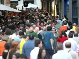 Cientos de personas recorrieron las calles del casco antiguo de Ávila para visitar los diferentes puestos ubicados en el Mercado Medieval.