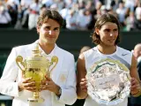 Roger Federer y Rafa Nadal posan tras la final de Wimbledon.