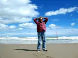 Gigante en la playa. El director estadounidense Julian Schnabel posa en la playa del Lido tras la presentación de la película Lou Reed's Berlin, en la 64 edición del Festival Internacional de Cine de Venecia.