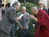 El XIV Dalai Lama, Tenzin Gyatso, saluda al vicepresidente de la Generalitat de Catalunya, Josep Lluís Carod Rovira.