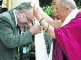 El Dalai Lama impone a Carod un foulard bendecido (Andreu Dalmau / EFE).