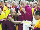 La seu de la Casa del Tibet va rebre ahir la bendició del Dalai Lama, que ja ha tancat la seva visita a Barcelona (Andreu Dalmau / EFE).