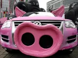 El coche más cerdo. Un coche modelo Passat de Volkswagen, pintado de rosa y con una nariz en forma de cerdo, parte de una protesta de Greenpeace contra la contaminación en el salón internacional del automóvil en Fráncfort.