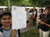 Un joven muestra su caricatura.