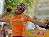 El corredor asturiano del equipo Euskaltel- Euskadi, Samuel Sánchez, celebra su victoria en la decimoquinta etapa de la Vuelta'07, disputada entre la localidad jienense de Villacarrillo y Granada, de 201 kilómetros de recorrido. (MANUEL BRUQUE / EFE)