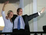 El primer ministro de Grecia, Costas Caramanlis (d), y su esposa, Natasa, saludan a sus seguidores. (EFE).