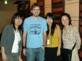 El director español, posa con algunas voluntarias japonesas de la organización del Festival de Cine Latino de Tokio.