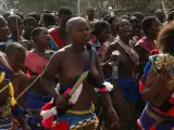 Algunas de las jóvenes vírgenes suazilandesas que participaron en la "Danza de la caña", antes de entrar al estadio para bailar ante el rey.