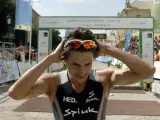 Iván Raña, tras cruzar vencedor la línea de meta de una de las pruebas del campeonato de España de Triatlón. (JOSÉ PEDROSA ESPAÑA / EFE)